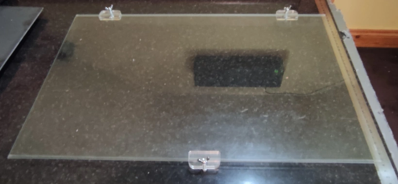 Adjustable glass laser engraving bed